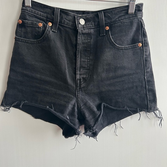 26 LEVI’S Ribcage Shorts - Picture 6 of 7